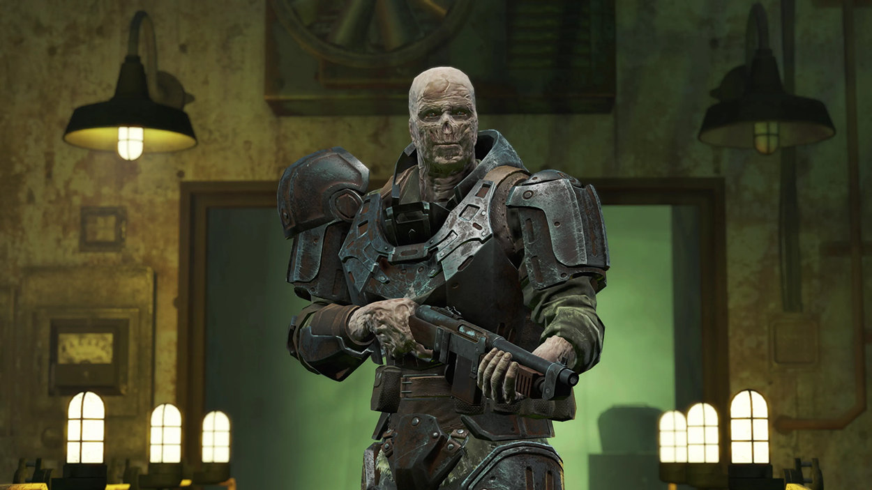 Screenshot aus Fallout 4 mit einem schwer gepanzerten Ghoul, der eine Schrotflinte in den Händen hält. Die Gestalt steht in einem heruntergekommenen militärischen Innenraum, der von gelblichem Lampenlicht und unheimlichem grünem Licht aus dem Hintergrund beleuchtet wird.