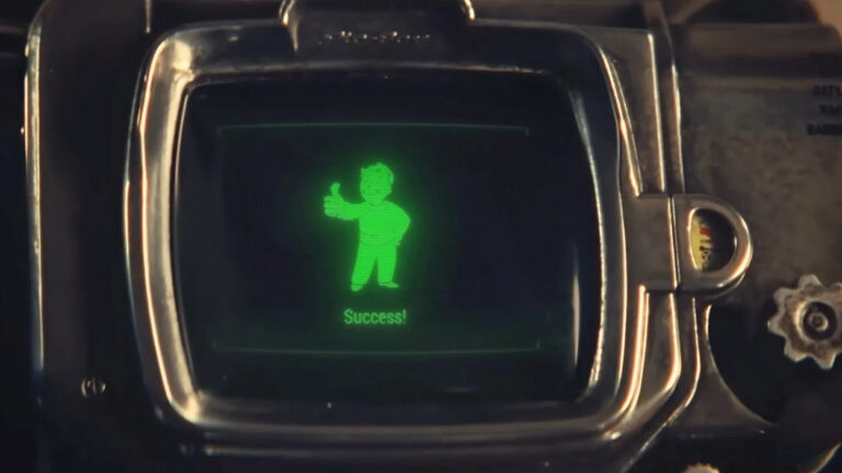 Nahaufnahme eines Pip-Boy-Geräts aus Fallout. Auf dem grün leuchtenden Bildschirm zeigt der Vault Boy den erhobenen Daumen. Darunter erscheint die Meldung „Success!“. Szene aus dem Teaser zu Fallout Shelter: The Experiment.