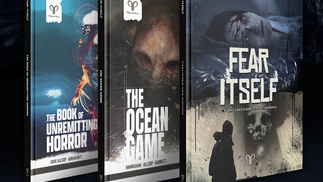 Die drei Horror-Rollenspielbände Fear Itself, The Ocean Game und The Book of Unremitting Horror stehen nebeneinander vor dunklem Hintergrund.