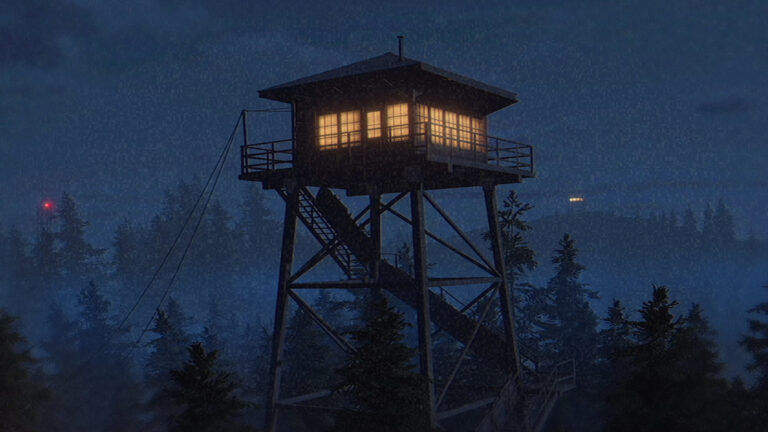 Nächtlicher Gameplay-Screenshot aus Fears to Fathom: Ironbark Lookout. Ein hoher hölzerner Feuerwachturm mit warm beleuchteten Fenstern erhebt sich über einem dunklen Nadelwald. Blauer Nebel und vereinzelte Lichter in der Ferne verstärken die einsame Atmosphäre.