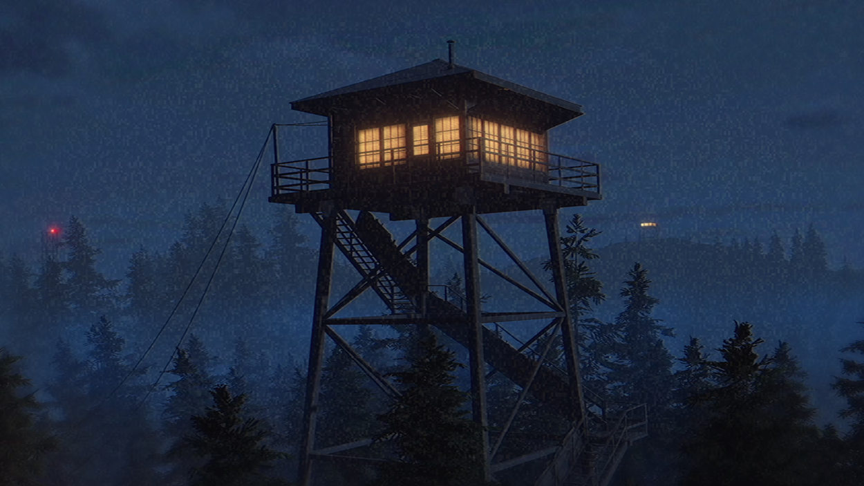 Nächtlicher Gameplay-Screenshot aus Fears to Fathom: Ironbark Lookout. Ein hoher hölzerner Feuerwachturm mit warm beleuchteten Fenstern erhebt sich über einem dunklen Nadelwald. Blauer Nebel und vereinzelte Lichter in der Ferne verstärken die einsame Atmosphäre.