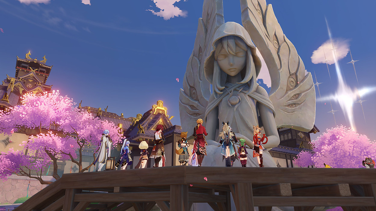 Screenshot aus Genshin Impact mit mehreren Spielfiguren vor einer gewaltigen, geflügelten Steinfigur. Japanisch inspirierte Gebäude, rosa blühende Kirschbäume und ein strahlend blauer Himmel bilden die Kulisse.