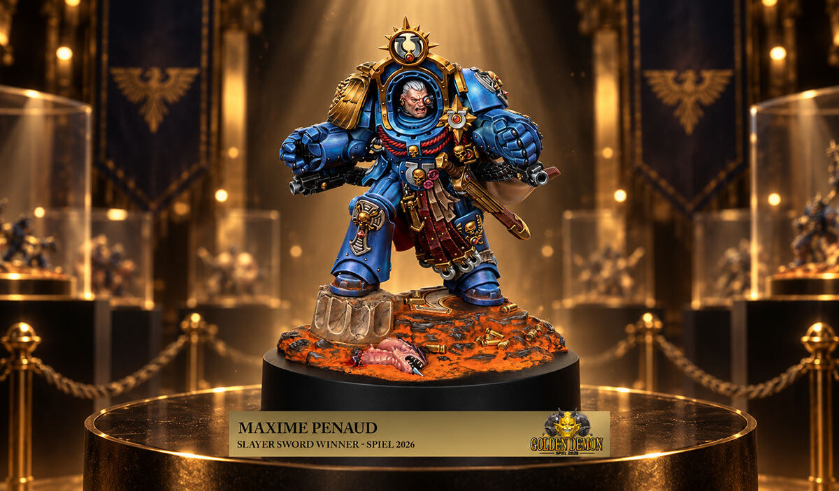 Die preisgekrönte Warhammer-Miniatur Marneus Calgar von Maxime Penaud steht auf einem beleuchteten Ausstellungssockel. Der Ultramarines-Anführer trägt eine blaue Terminatorrüstung mit goldenen Verzierungen und mächtigen Panzerfäusten. Warme Scheinwerfer erhellen die elegante Ausstellungshalle mit Vitrinen und goldenen Bannern.