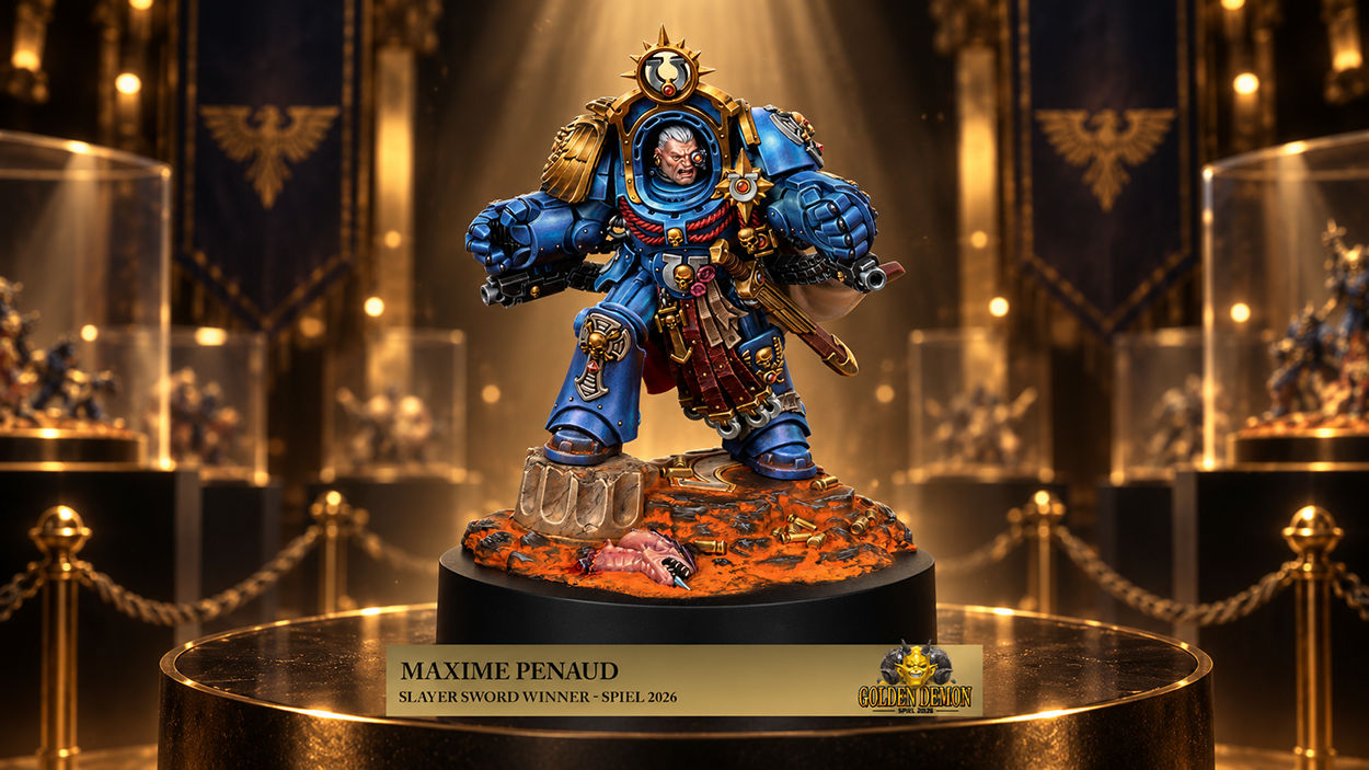 Die preisgekrönte Warhammer-Miniatur Marneus Calgar von Maxime Penaud steht auf einem beleuchteten Ausstellungssockel. Der Ultramarines-Anführer trägt eine blaue Terminatorrüstung mit goldenen Verzierungen und mächtigen Panzerfäusten. Warme Scheinwerfer erhellen die elegante Ausstellungshalle mit Vitrinen und goldenen Bannern.