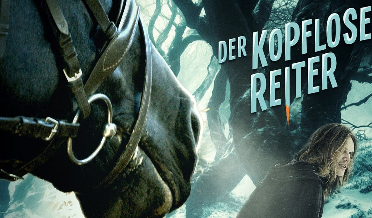 Hörspielmotiv zu Der kopflose Reiter mit dem Kopf eines schwarzen Pferdes im Vordergrund. Rechts blickt eine Frau in dunkler Kleidung über ihre Schulter. Dahinter erstreckt sich ein nebliger, unheimlicher Wald.