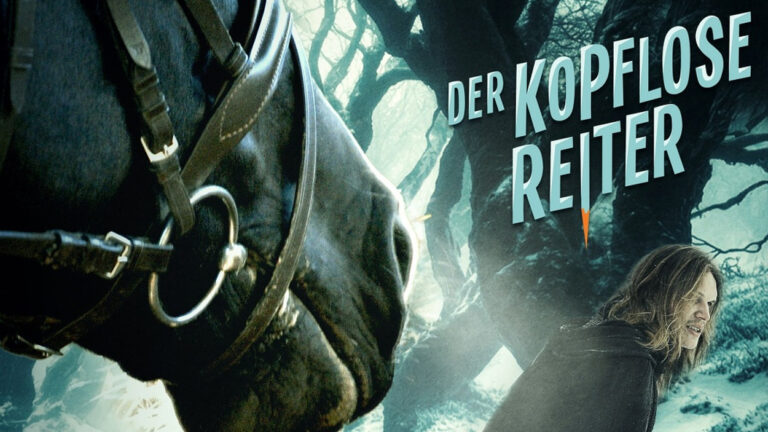 Hörspielmotiv zu Der kopflose Reiter mit dem Kopf eines schwarzen Pferdes im Vordergrund. Rechts blickt eine Frau in dunkler Kleidung über ihre Schulter. Dahinter erstreckt sich ein nebliger, unheimlicher Wald.