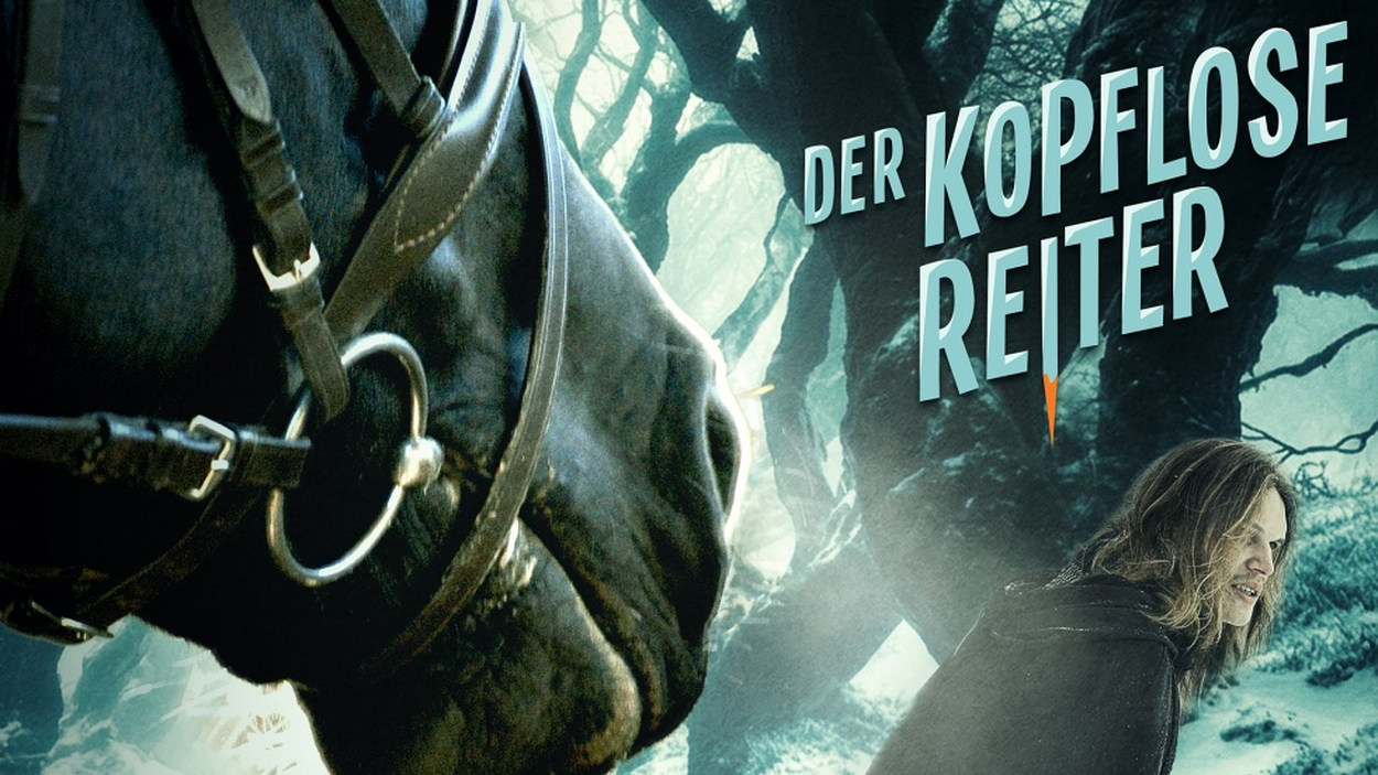 Hörspielmotiv zu Der kopflose Reiter mit dem Kopf eines schwarzen Pferdes im Vordergrund. Rechts blickt eine Frau in dunkler Kleidung über ihre Schulter. Dahinter erstreckt sich ein nebliger, unheimlicher Wald.