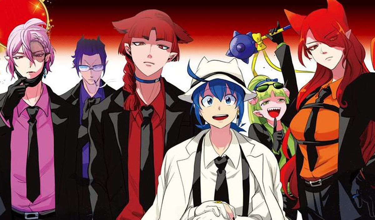 Offizielles Anime-Motiv zu Welcome to Demon School! Iruma-kun: IruMafia Edition. Iruma trägt einen eleganten weißen Mafiaanzug mit passendem Hut und steht im Mittelpunkt einer Gruppe bekannter Figuren. Seine Begleiter tragen überwiegend dunkle Anzüge und elegante Kleidung. Gemeinsam posieren sie auf einer prächtigen Treppe vor einer herrschaftlichen Kulisse.