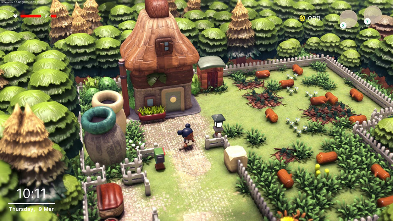 Gameplay-Screenshot aus Littlelands mit einer kleinen Spielfigur vor einem märchenhaften Holzhaus mit geschwungenem Dach. Ein weißer Gartenzaun umgibt das Grundstück mit Blumen, Baumstämmen und Pflanzen. Ringsum wachsen dichte grüne Bäume.