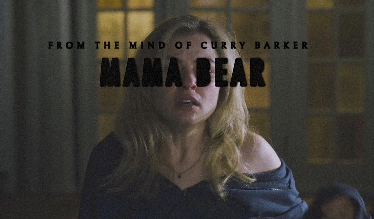 Promobild zu Mama Bear: Eine verängstigte blonde Frau steht in einem dämmrigen Raum vor einem Fenster. Über dem Bild liegt der schwarze Titel „Mama Bear“ sowie der Hinweis „From the Mind of Curry Barker“.