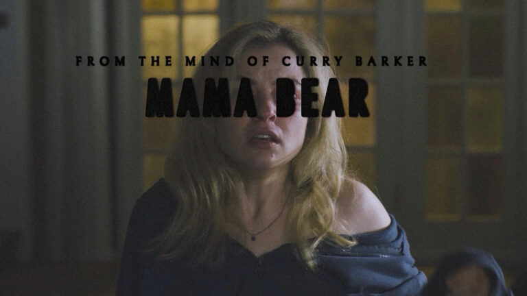 Promobild zu Mama Bear: Eine verängstigte blonde Frau steht in einem dämmrigen Raum vor einem Fenster. Über dem Bild liegt der schwarze Titel „Mama Bear“ sowie der Hinweis „From the Mind of Curry Barker“.
