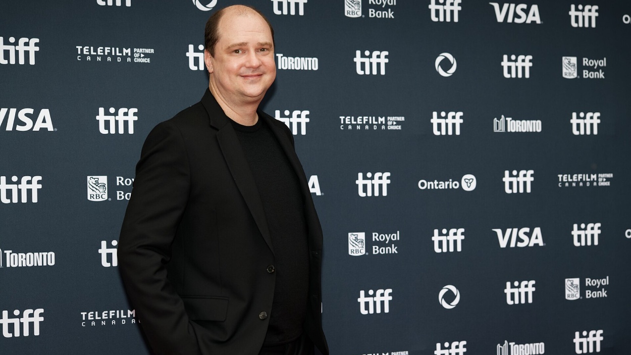 Regisseur Mike Flanagan steht beim Toronto International Film Festival 2024 vor einer Pressewand und blickt in die Kamera.