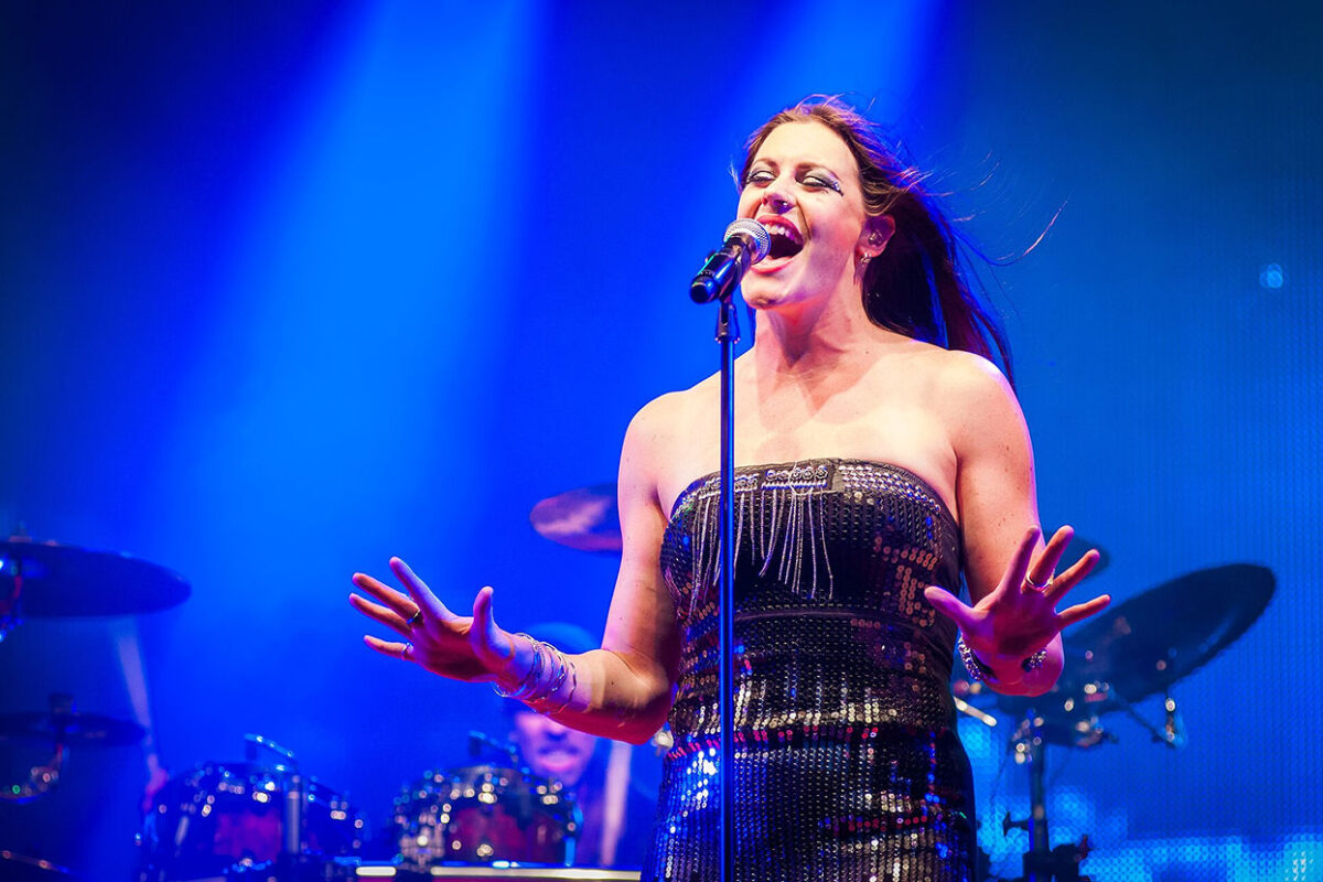 Floor Jansen bei einem Liveauftritt mit der finnischen Symphonic-Metal-Band Nightwish auf dem Ilosaarirock-Festival 2013 in Joensuu.