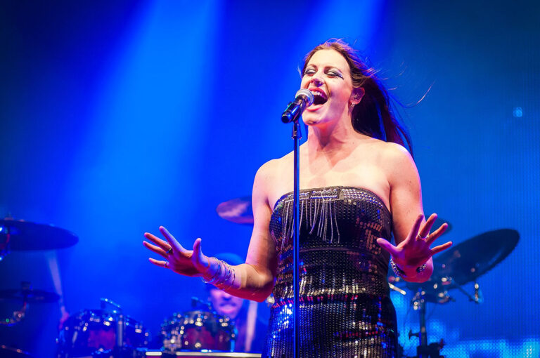 Floor Jansen bei einem Liveauftritt mit der finnischen Symphonic-Metal-Band Nightwish auf dem Ilosaarirock-Festival 2013 in Joensuu.
