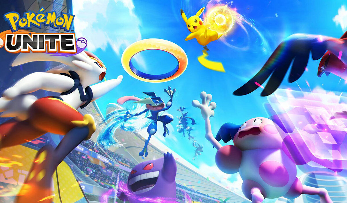 Offizielles Werbemotiv zu Pokémon UNITE mit dem Spiellogo links oben. Pikachu, Cinderace, Quajutsu, Gengar und Pantimos kämpfen in einer farbenprächtigen Arena. Leuchtende Spezialattacken, Energiewirbel und ein großes rotschwarzes Pokémon bestimmen die actionreiche Szene.