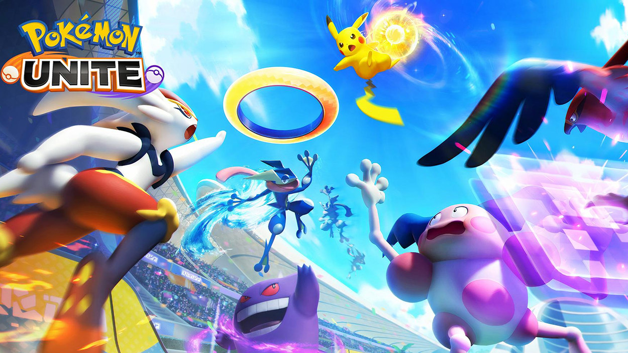 Offizielles Werbemotiv zu Pokémon UNITE mit dem Spiellogo links oben. Pikachu, Cinderace, Quajutsu, Gengar und Pantimos kämpfen in einer farbenprächtigen Arena. Leuchtende Spezialattacken, Energiewirbel und ein großes rotschwarzes Pokémon bestimmen die actionreiche Szene.