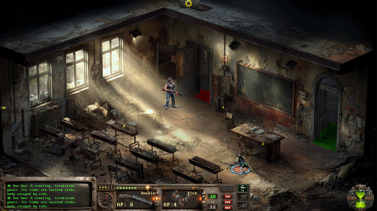 Isometrischer Gameplay-Screenshot aus Rad New World. Ein bewaffneter Überlebender steht in einem verfallenen Klassenzimmer mit zerbrochenen Schulbänken, beschädigter Tafel und eingestürzten Möbeln. Am Boden kriecht ein radioaktiv verseuchter Ghul.