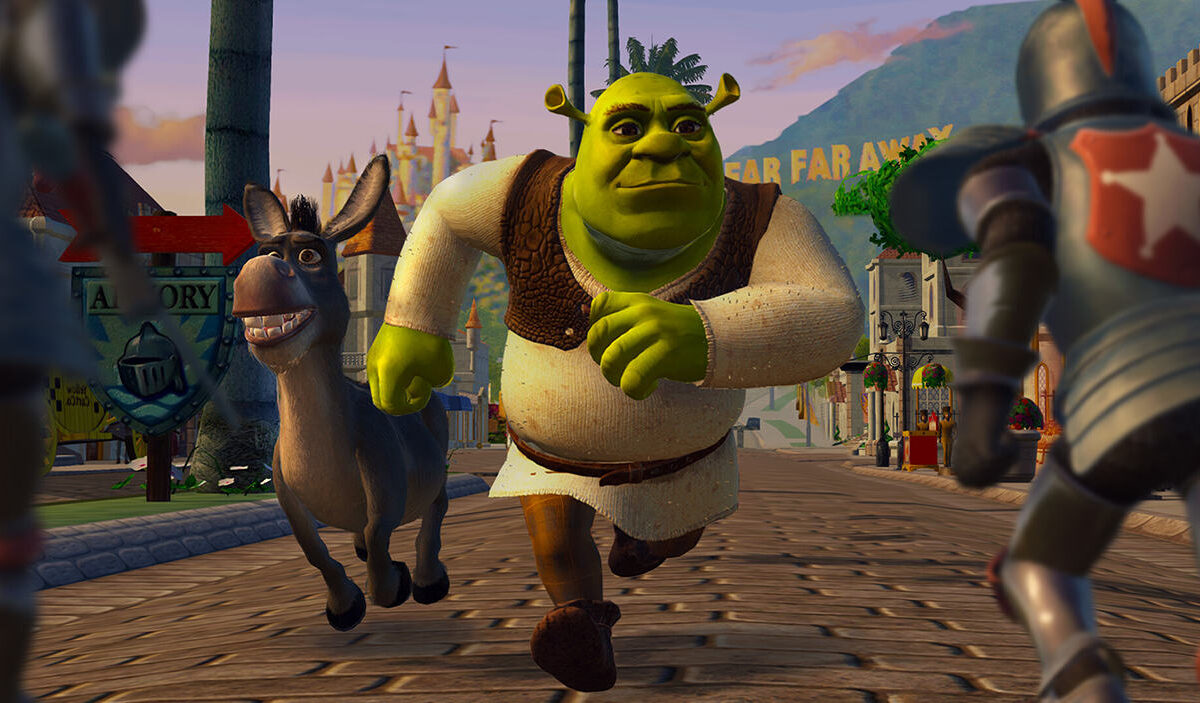 Gameplay-Screenshot aus Shrek 2 Remastered: Der grüne Oger Shrek rennt gemeinsam mit dem grinsenden Esel über eine gepflasterte Straße in Far Far Away. Im Vordergrund stehen gepanzerte Ritter, im Hintergrund sind märchenhafte Türme, Häuser und ein Schloss zu sehen.