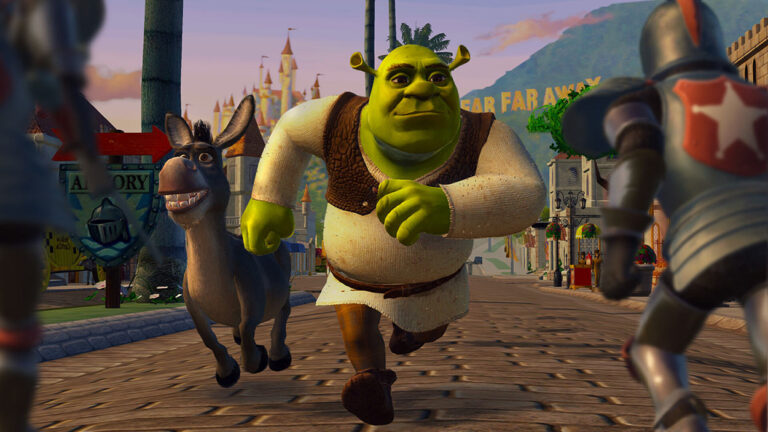 Gameplay-Screenshot aus Shrek 2 Remastered: Der grüne Oger Shrek rennt gemeinsam mit dem grinsenden Esel über eine gepflasterte Straße in Far Far Away. Im Vordergrund stehen gepanzerte Ritter, im Hintergrund sind märchenhafte Türme, Häuser und ein Schloss zu sehen.