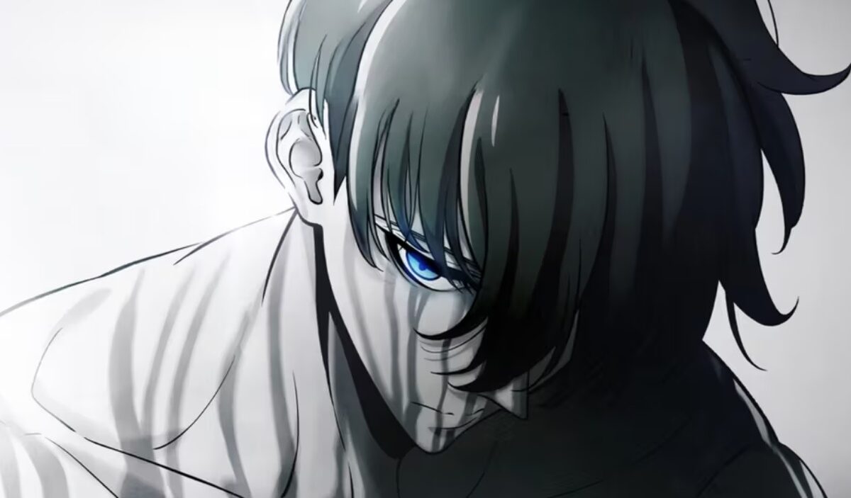 Sung Jin-woo aus Solo Leveling ist in einer kontrastreichen Nahaufnahme mit leuchtend blauem Auge zu sehen.