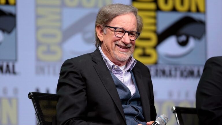 Steven Spielberg sitzt während der San Diego Comic-Con 2017 mit einem Mikrofon auf der Bühne.