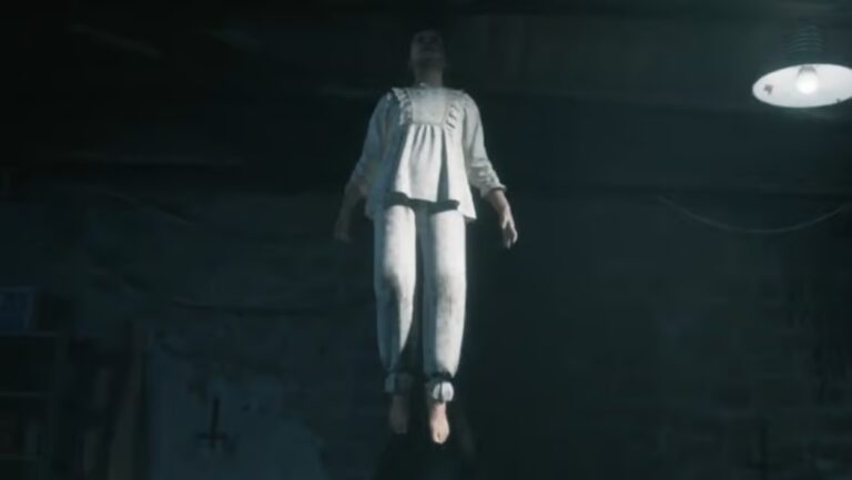 Eine geisterhafte Frau schwebt in The Conjuring: Unspoken in einem dunklen Raum über dem Boden.