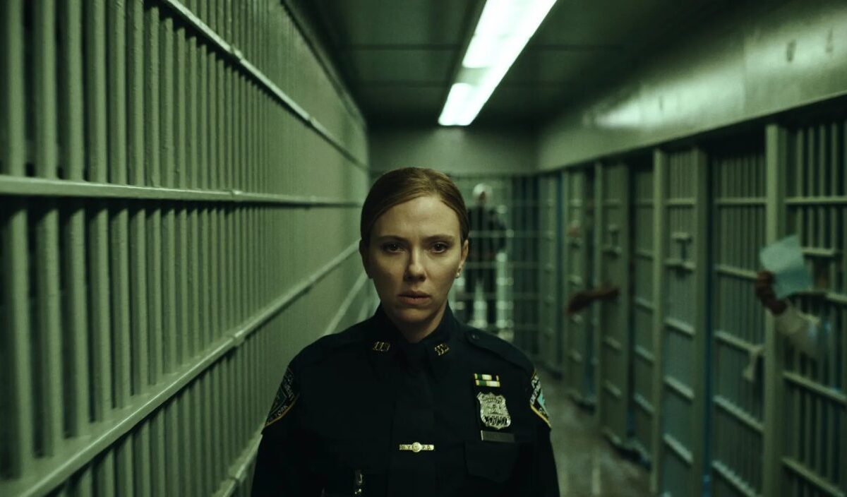 Scarlett Johansson als Detective Julie Miller geht in The Exorcist: Martyrs durch einen düsteren Gefängniskorridor.
