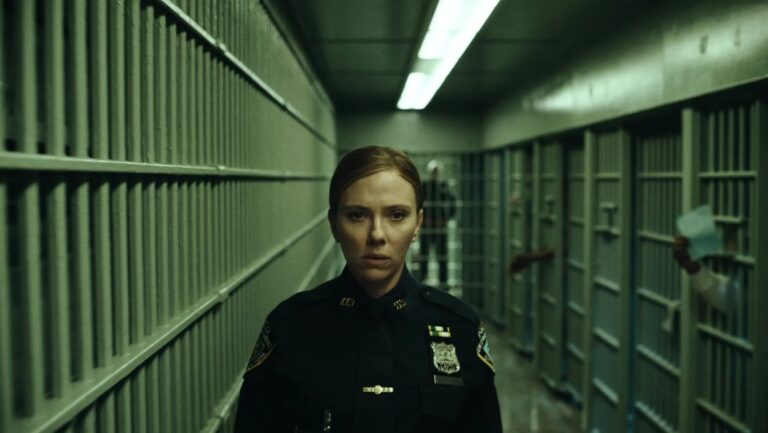 Scarlett Johansson als Detective Julie Miller geht in The Exorcist: Martyrs durch einen düsteren Gefängniskorridor.