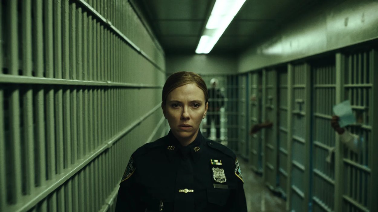 Scarlett Johansson als Detective Julie Miller geht in The Exorcist: Martyrs durch einen düsteren Gefängniskorridor.