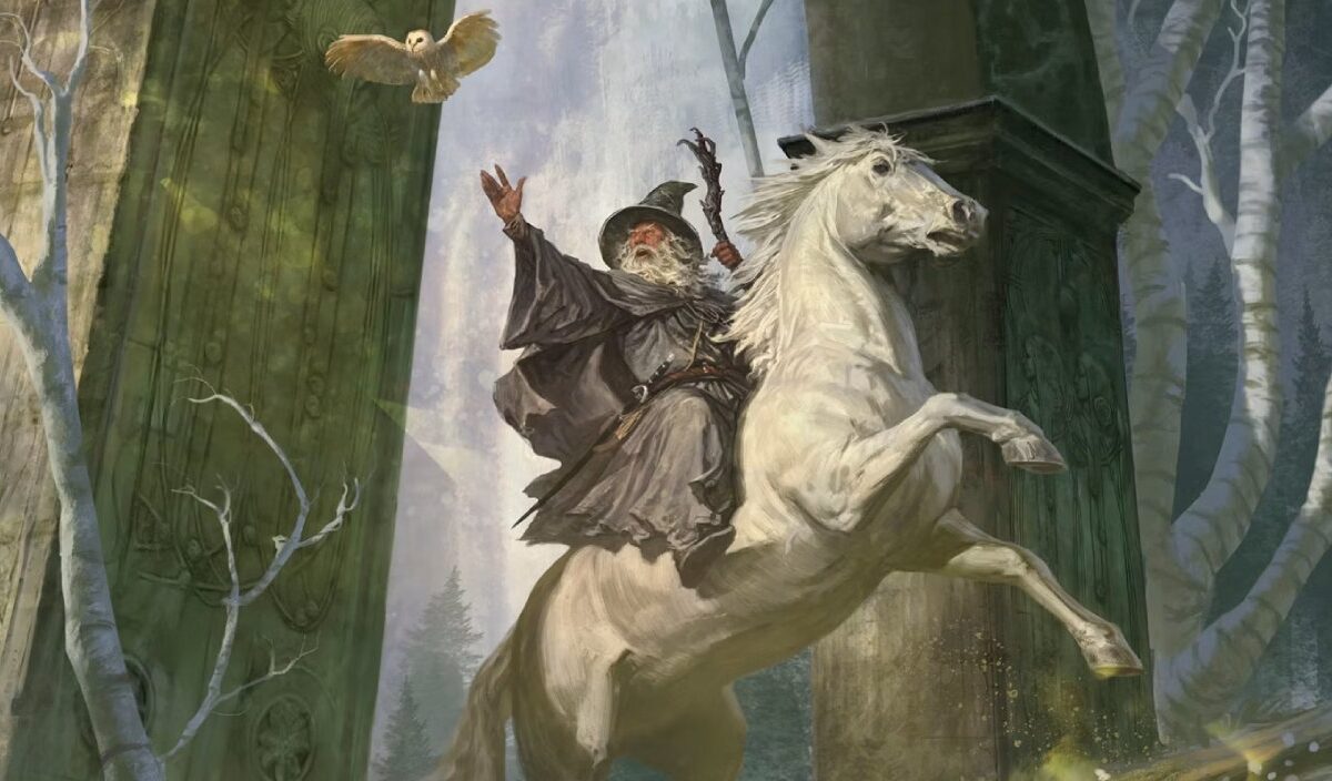Gandalf reitet auf einem steigenden weißen Pferd zwischen gewaltigen steinernen Säulen, während eine Eule über ihm fliegt.