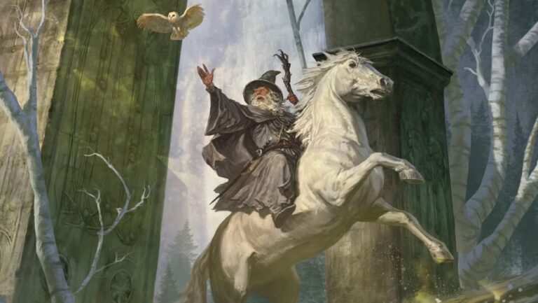 Gandalf reitet auf einem steigenden weißen Pferd zwischen gewaltigen steinernen Säulen, während eine Eule über ihm fliegt.