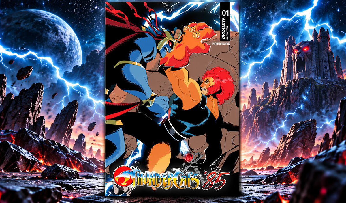 Das Cover von ThunderCats ’85 zeigt Lion-O mit roter Mähne im Kampf gegen einen blauen, monströsen Gegner. Das Comiccover wird vor einer fantastischen Landschaft mit Blitzen, fremden Planeten und einer düsteren Felsenfestung präsentiert.