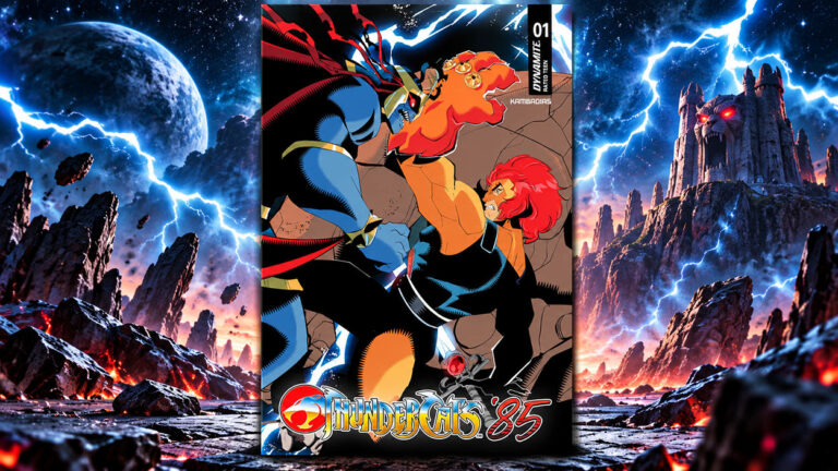 Das Cover von ThunderCats ’85 zeigt Lion-O mit roter Mähne im Kampf gegen einen blauen, monströsen Gegner. Das Comiccover wird vor einer fantastischen Landschaft mit Blitzen, fremden Planeten und einer düsteren Felsenfestung präsentiert.