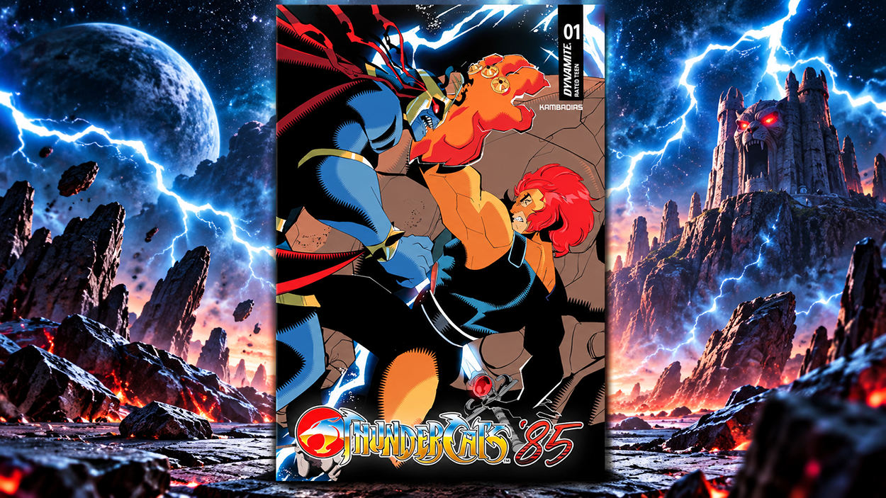 Das Cover von ThunderCats ’85 zeigt Lion-O mit roter Mähne im Kampf gegen einen blauen, monströsen Gegner. Das Comiccover wird vor einer fantastischen Landschaft mit Blitzen, fremden Planeten und einer düsteren Felsenfestung präsentiert.