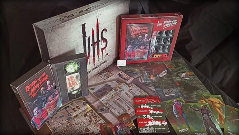 Produktaufnahme des Horror-Rollenspiels VHS: Return of the Living Dead von Aces Games. Zu sehen sind eine große VHS-Spielbox, eine rote Return-of-the-Living-Dead-Box sowie ausgebreitete Spielpläne, Regelhefte und farbige Charakter- und Monsterkarten.