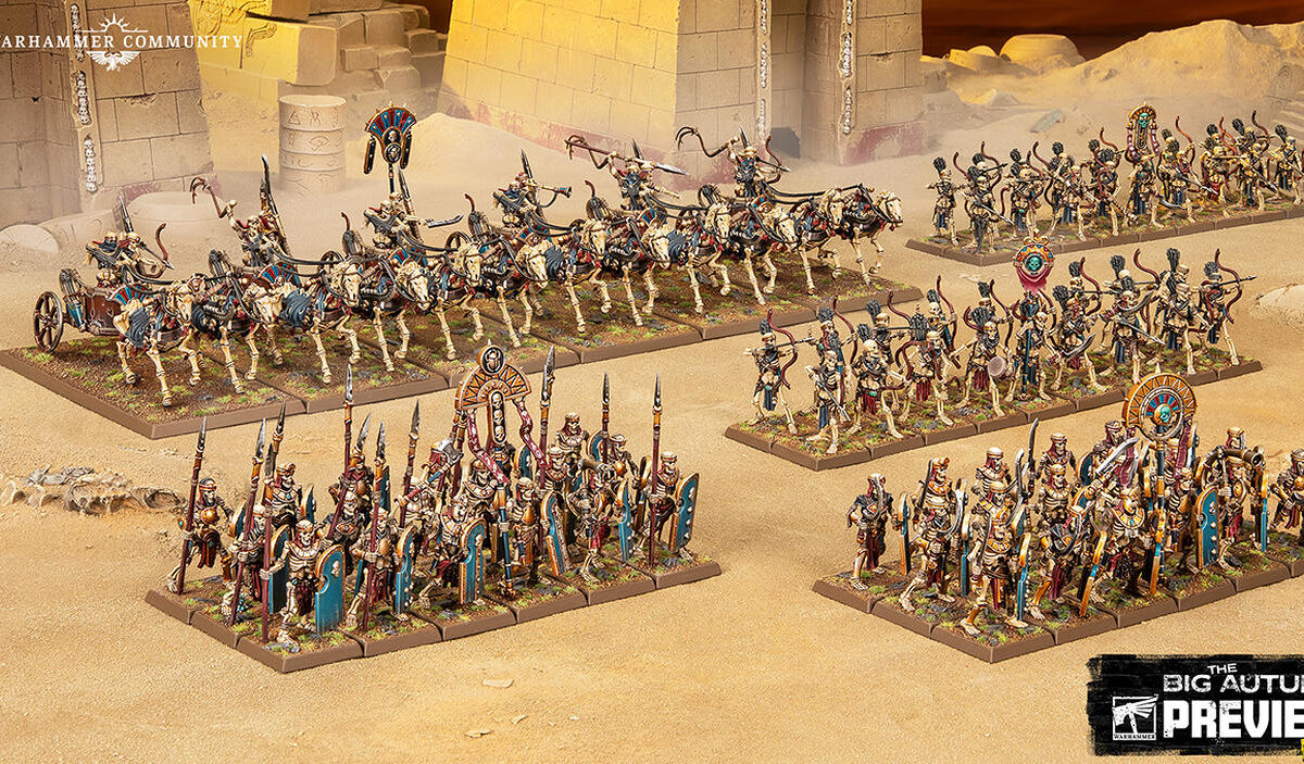 Bemalte Tabletop-Miniaturen der Gruftkönige von Khemri aus Warhammer: The Old World. Skelettkrieger mit Speeren und Schilden, Bogenschützen und von Skelettpferden gezogene Streitwagen stehen in Formation vor altägyptisch inspirierten Wüstenruinen.