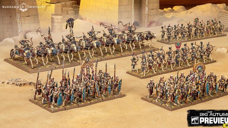 Bemalte Tabletop-Miniaturen der Gruftkönige von Khemri aus Warhammer: The Old World. Skelettkrieger mit Speeren und Schilden, Bogenschützen und von Skelettpferden gezogene Streitwagen stehen in Formation vor altägyptisch inspirierten Wüstenruinen.