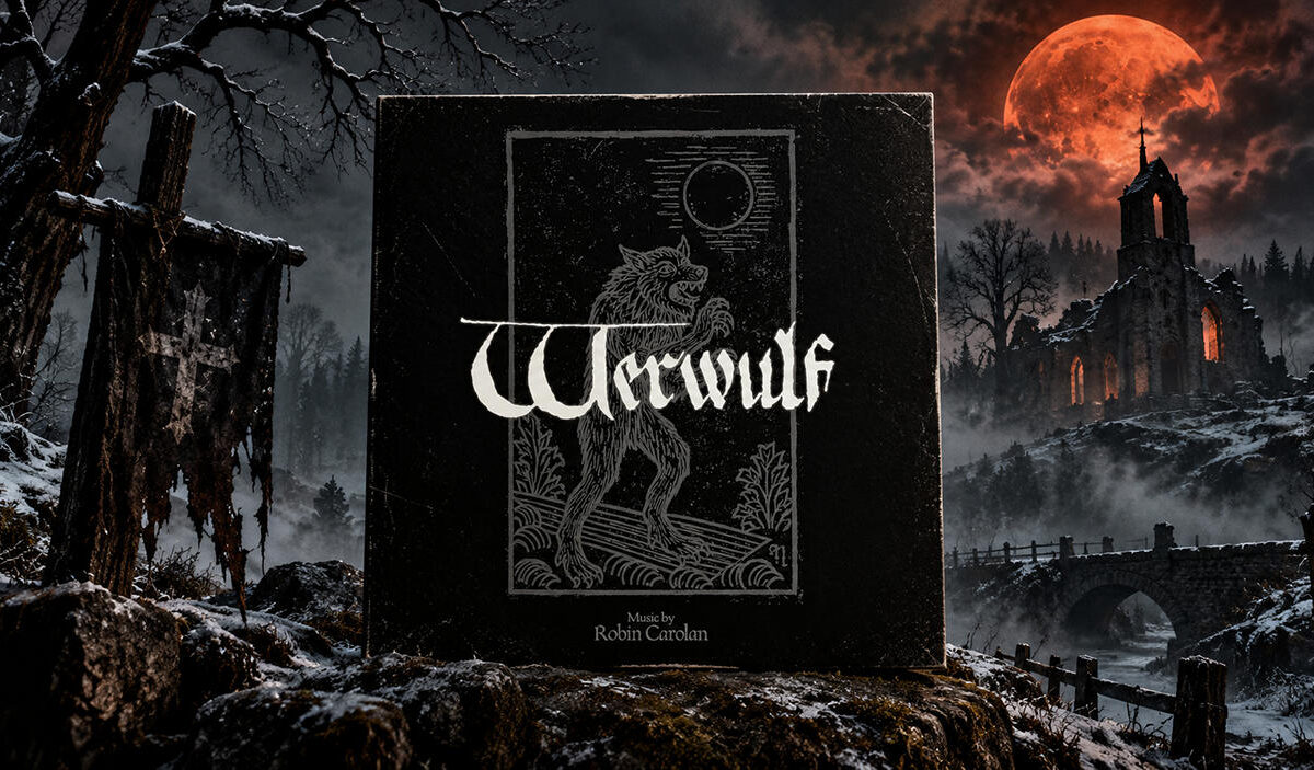 Schwarzes Werwulf-Soundtrack-Cover mit weißem gotischem Schriftzug, einer mittelalterlichen Werwolfzeichnung und dem Namen Robin Carolan. Dahinter liegt eine verschneite, nebelverhangene Landschaft mit einer verfallenen Kapelle, einem zerrissenen Banner und einem riesigen blutroten Vollmond.