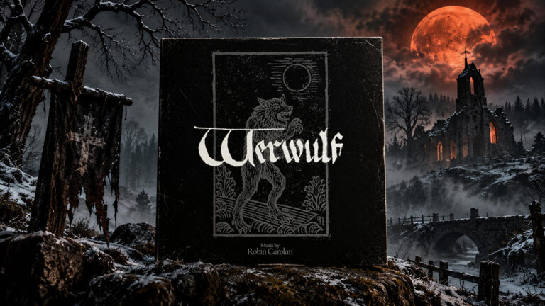 Schwarzes Werwulf-Soundtrack-Cover mit weißem gotischem Schriftzug, einer mittelalterlichen Werwolfzeichnung und dem Namen Robin Carolan. Dahinter liegt eine verschneite, nebelverhangene Landschaft mit einer verfallenen Kapelle, einem zerrissenen Banner und einem riesigen blutroten Vollmond.