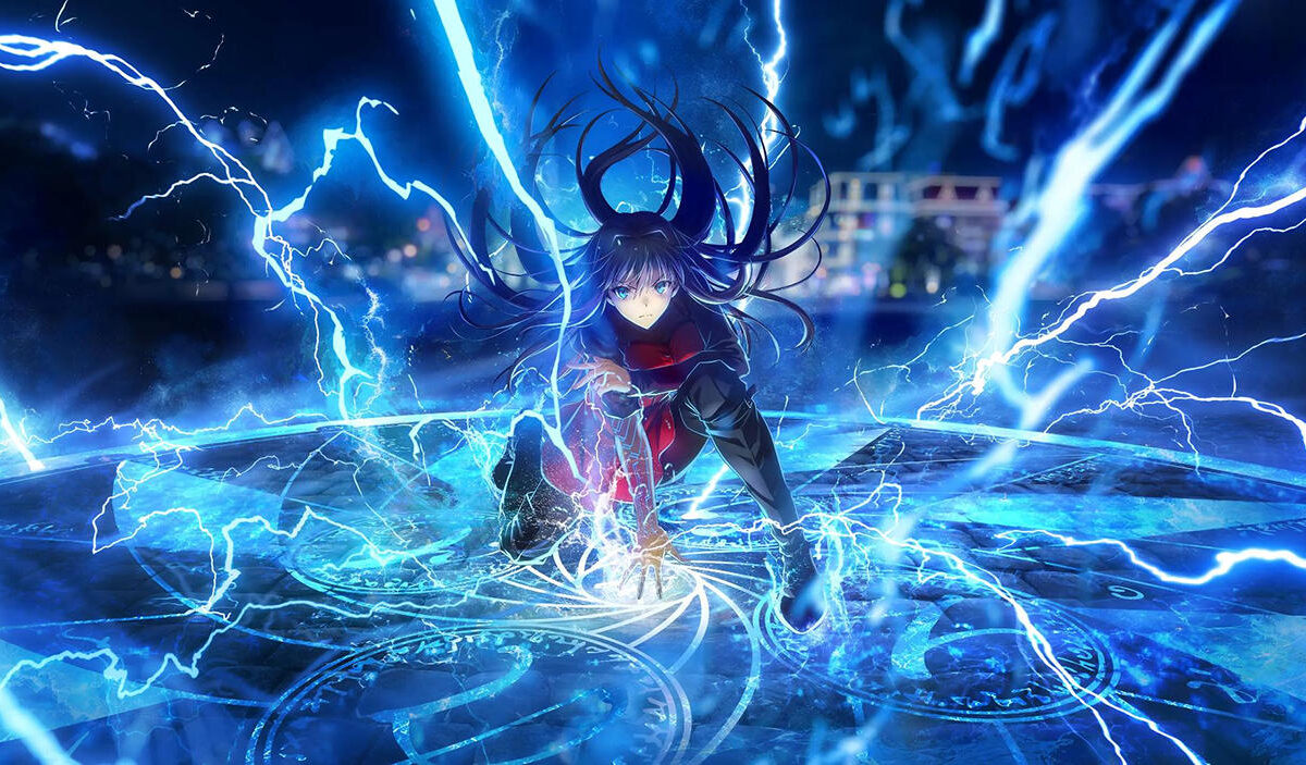 Anime-Filmbild aus Witch on the Holy Night: Aoko Aozaki kniet in einem leuchtenden magischen Kreis, während blaue Blitze und Energiebahnen um sie herum einschlagen.
