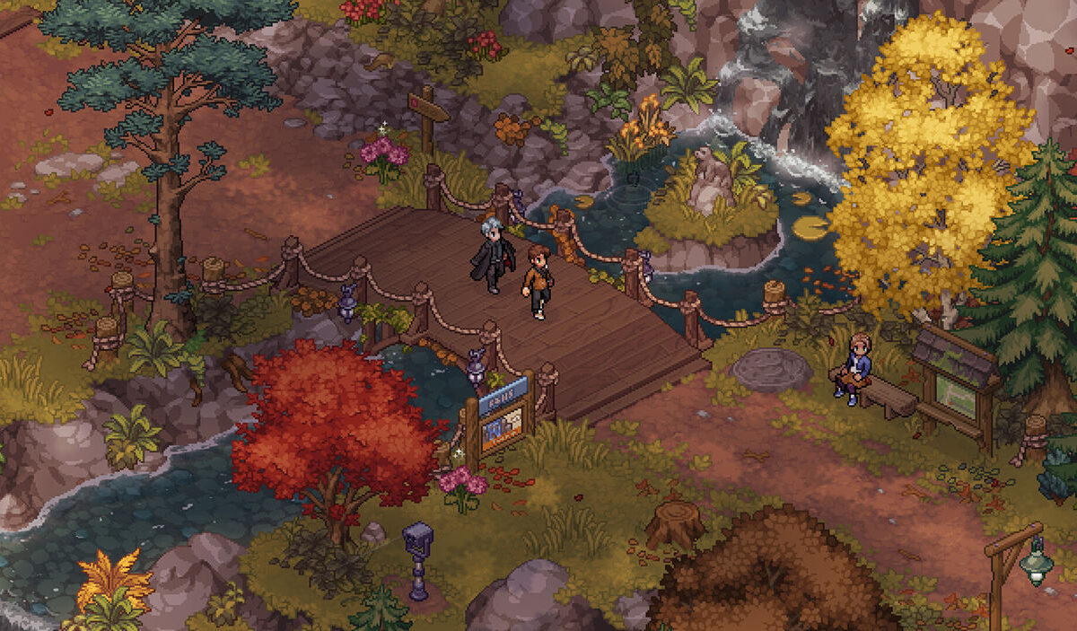 Gameplay-Screenshot aus Witchbrook: Zwei Figuren überqueren eine hölzerne Brücke über einen Bach. Ringsum stehen bunte Herbstbäume, Felsen und Blumen. Rechts sitzt eine weitere Figur auf einer Bank neben einer Informationstafel, während im Hintergrund ein kleiner Wasserfall zu sehen ist.