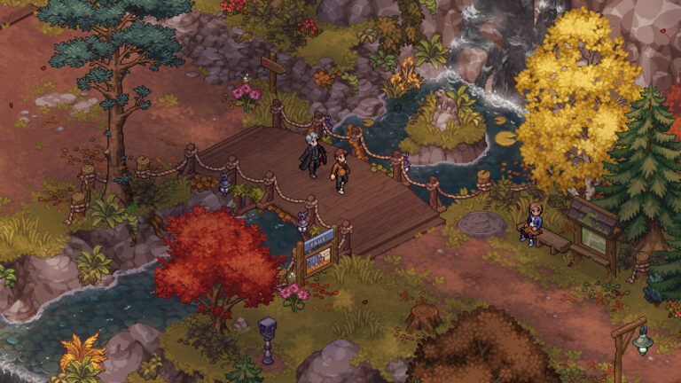Gameplay-Screenshot aus Witchbrook: Zwei Figuren überqueren eine hölzerne Brücke über einen Bach. Ringsum stehen bunte Herbstbäume, Felsen und Blumen. Rechts sitzt eine weitere Figur auf einer Bank neben einer Informationstafel, während im Hintergrund ein kleiner Wasserfall zu sehen ist.