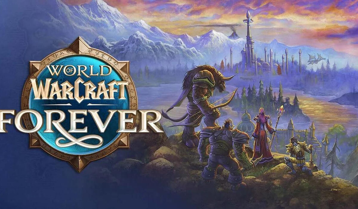 Offizielles Fantasy-Artwork zu World of Warcraft: Forever mit großem Spiellogo auf der linken Seite. Rechts blicken mehrere Fantasyabenteurer und ein gewaltiges gehörntes Lasttier über eine weite Landschaft mit Bergen, Wasserflächen und einer monumentalen Stadt.
