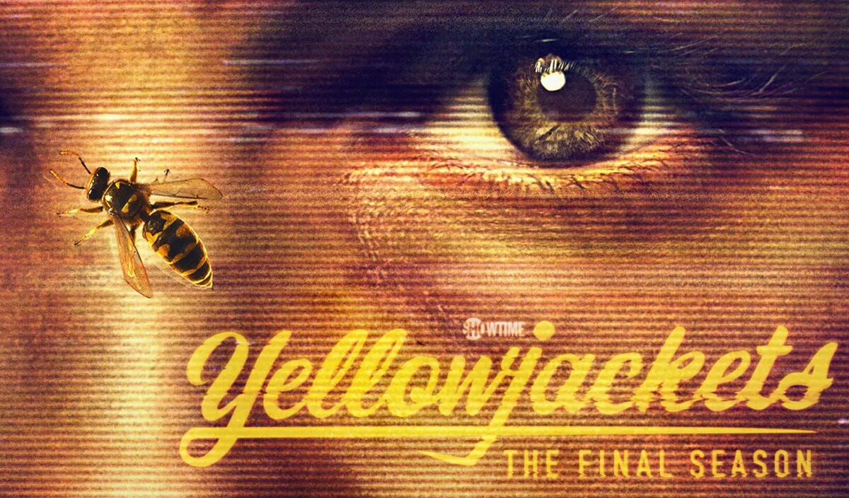 Offizielles Yellowjackets-Motiv zur finalen vierten Staffel mit einer gelb-schwarzen Wespe, dem intensiven Blick einer Frau und dem Schriftzug „Yellowjackets – The Final Season“.