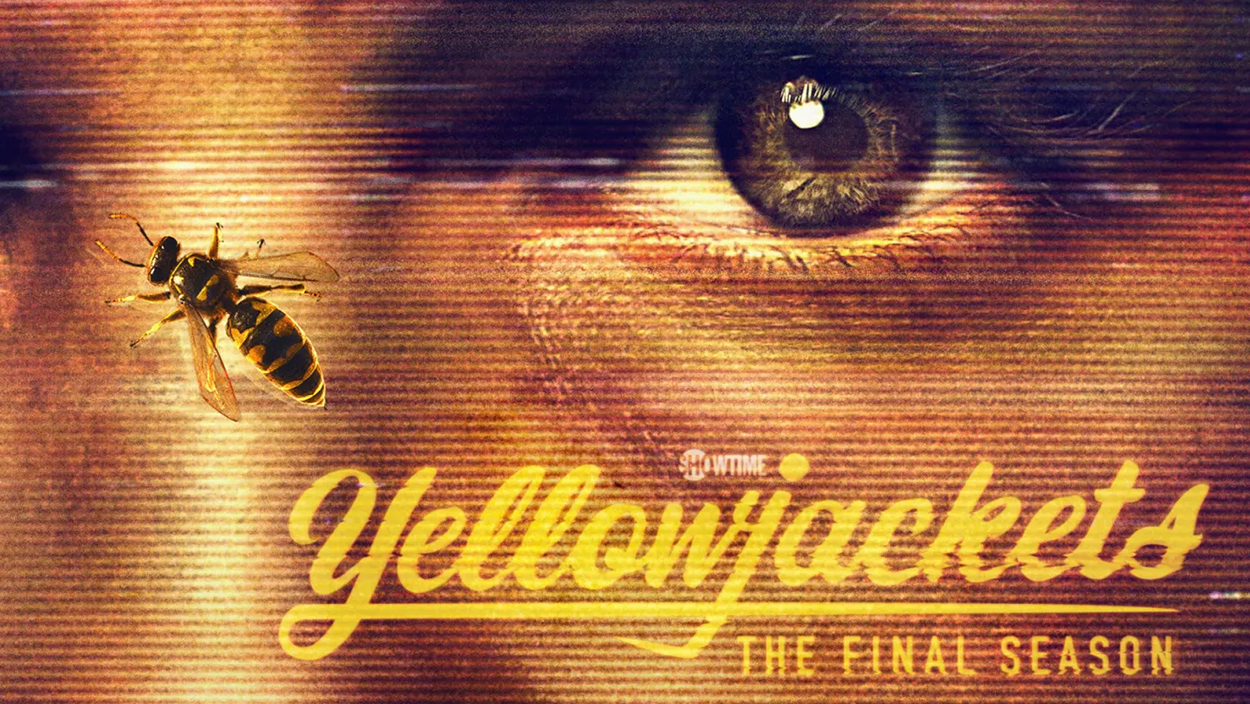 Offizielles Yellowjackets-Motiv zur finalen vierten Staffel mit einer gelb-schwarzen Wespe, dem intensiven Blick einer Frau und dem Schriftzug „Yellowjackets – The Final Season“.
