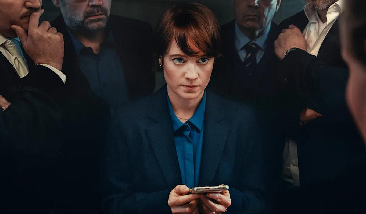 Offizielles Szenenbild aus dem deutschen Science-Fiction-Thriller Zoma von Regisseur Alireza Golafshan. Der Film mit Leonie Benesch und Barbara Sukowa behandelt einen Gerichtsprozess um eine KI-Therapie-App.