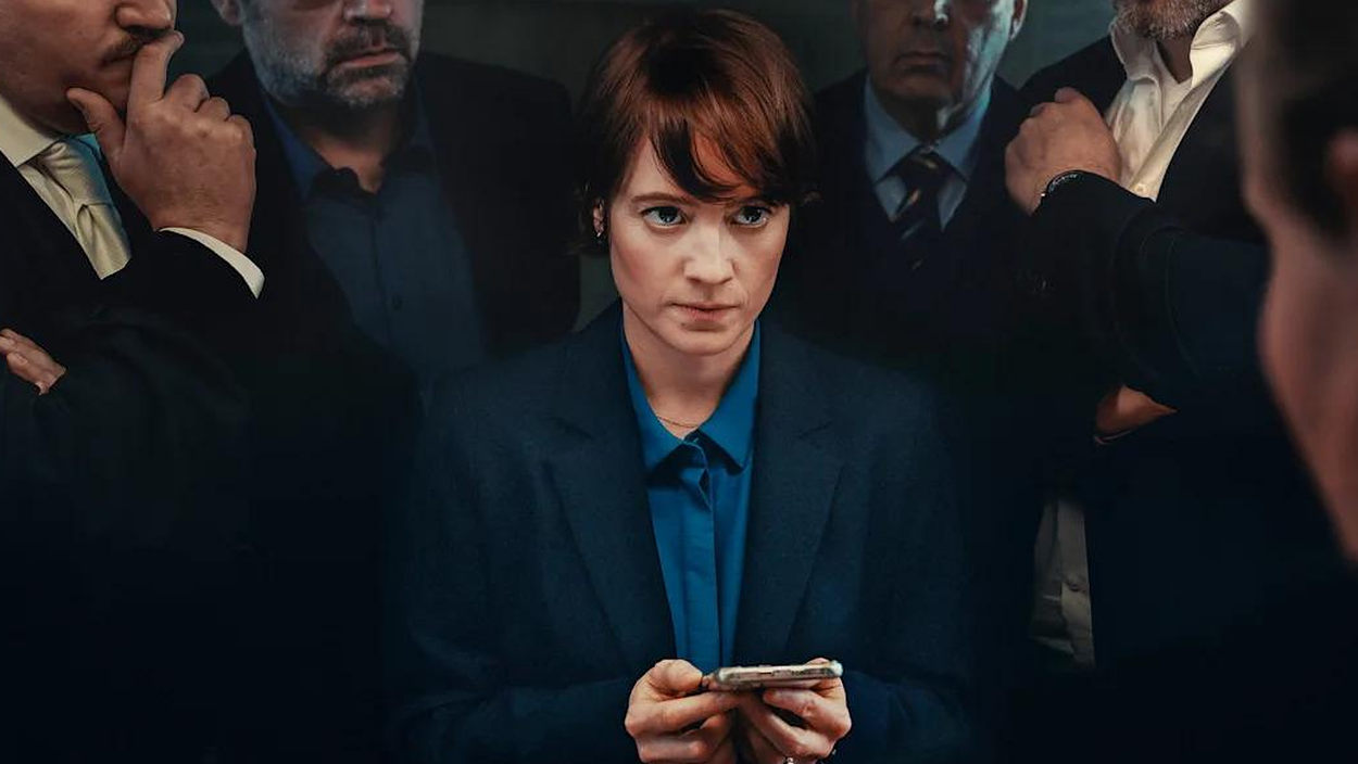Offizielles Szenenbild aus dem deutschen Science-Fiction-Thriller Zoma von Regisseur Alireza Golafshan. Der Film mit Leonie Benesch und Barbara Sukowa behandelt einen Gerichtsprozess um eine KI-Therapie-App.