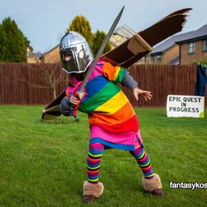 Schwert: vom Dachboden.
Flügel: aus dem Versandkarton.
Rüstung: LGBTQ approved.
Mission: Den Gartenzwerg von Morgoth retten.
Schwierigkeit: Hardcore.