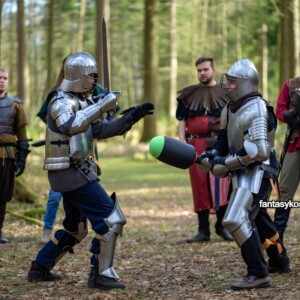 Das dämlichste aller LARP Duelle: Ritter mit schwerer Schuamstoffkeule