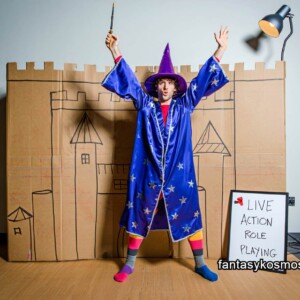 Aufgeführt im Wohnzimmer des Ordens „Magica Ikea“.
Kulisse: Pappschloss.
Effekte: Lampe rechts oben.
Publikum: Mama und der Dackel von nebenan.
